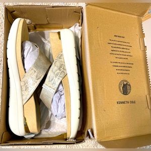 Reaction Kenneth Cole Blair’s Thong Sandal Soft Gold ladies size 10 NIB